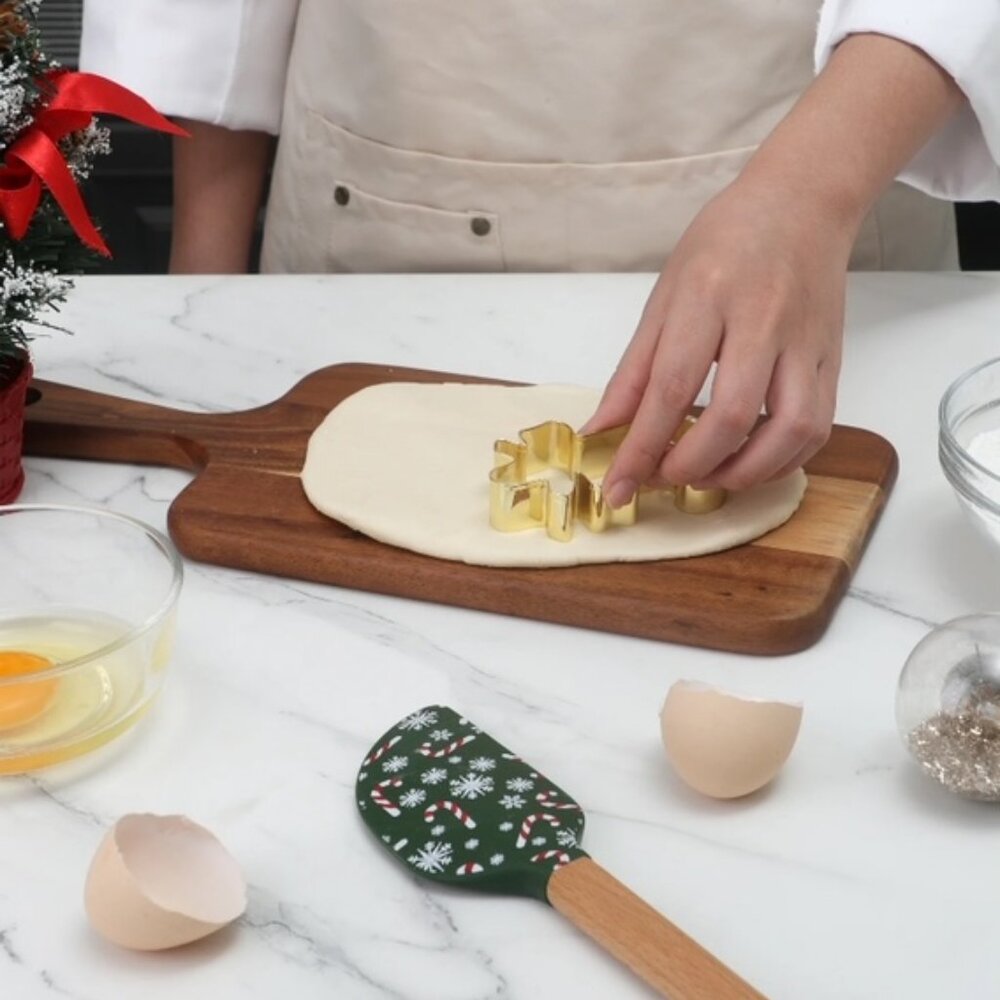 CWC Spatula and Cookie Cuter (Green and Gold) - Picture 2 of 6